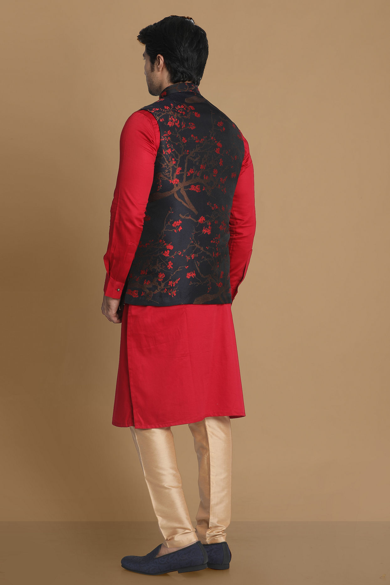 alt message - Manyavar Men Mesmerizing Red And Blue Kurta Jacket Set image number 2